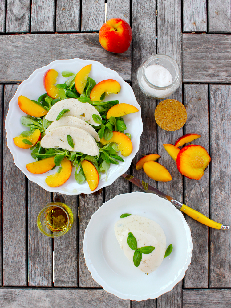 Salade de mâche, pèches et mozzarella vegan au basilic